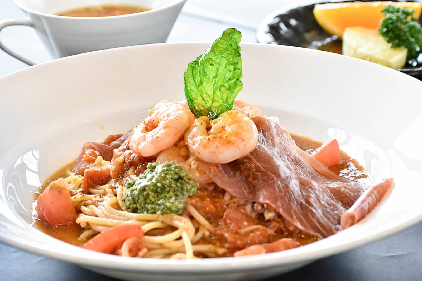 生ハムと海老のトマトバジル風味冷製パスタ